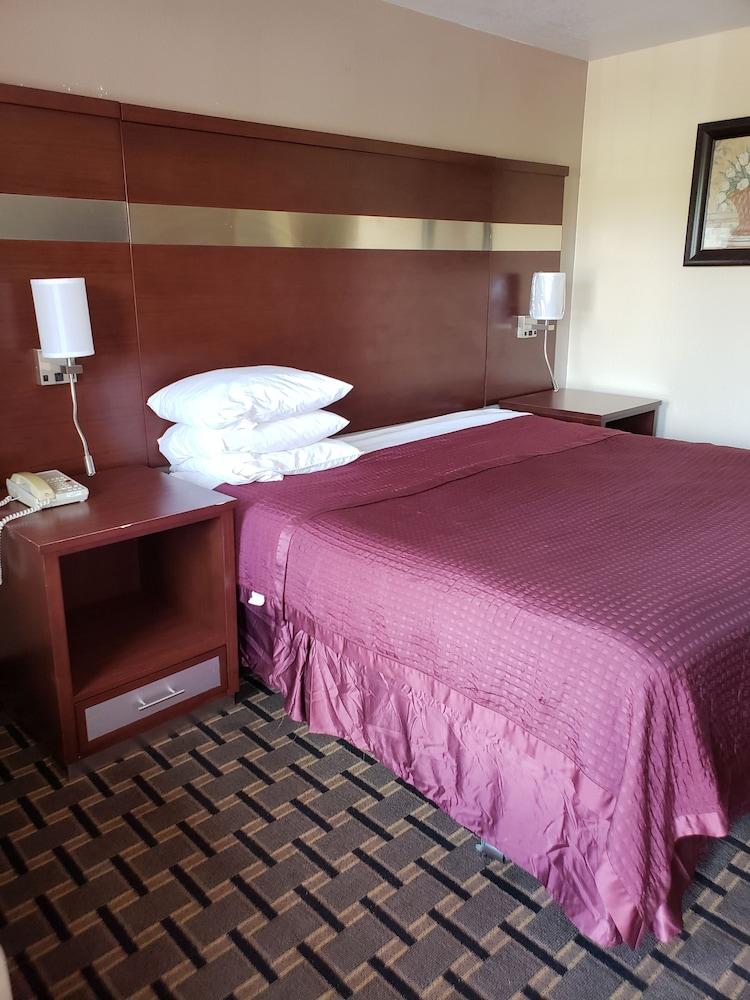 Taylor village inn and suites photo 9