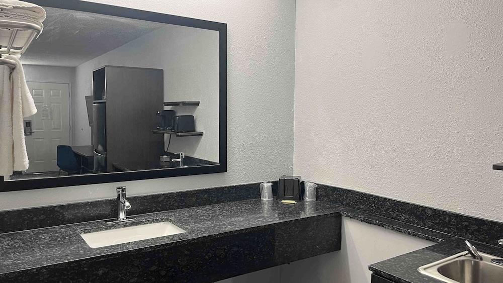 Studio 6 West Columbia, SC - Airport photo 6