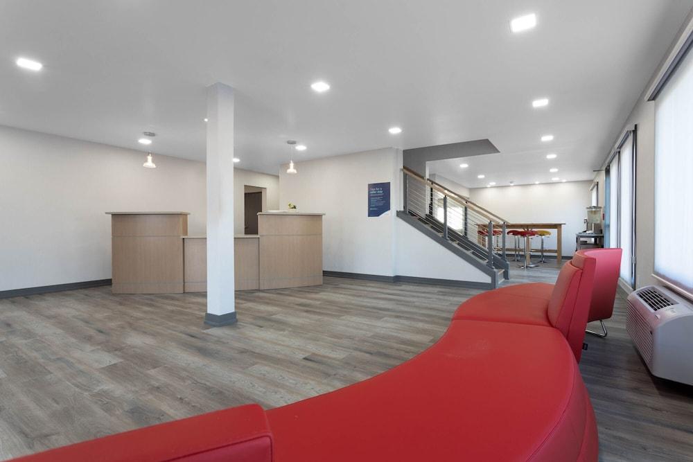 Travelodge by Wyndham Elkhart photo 4