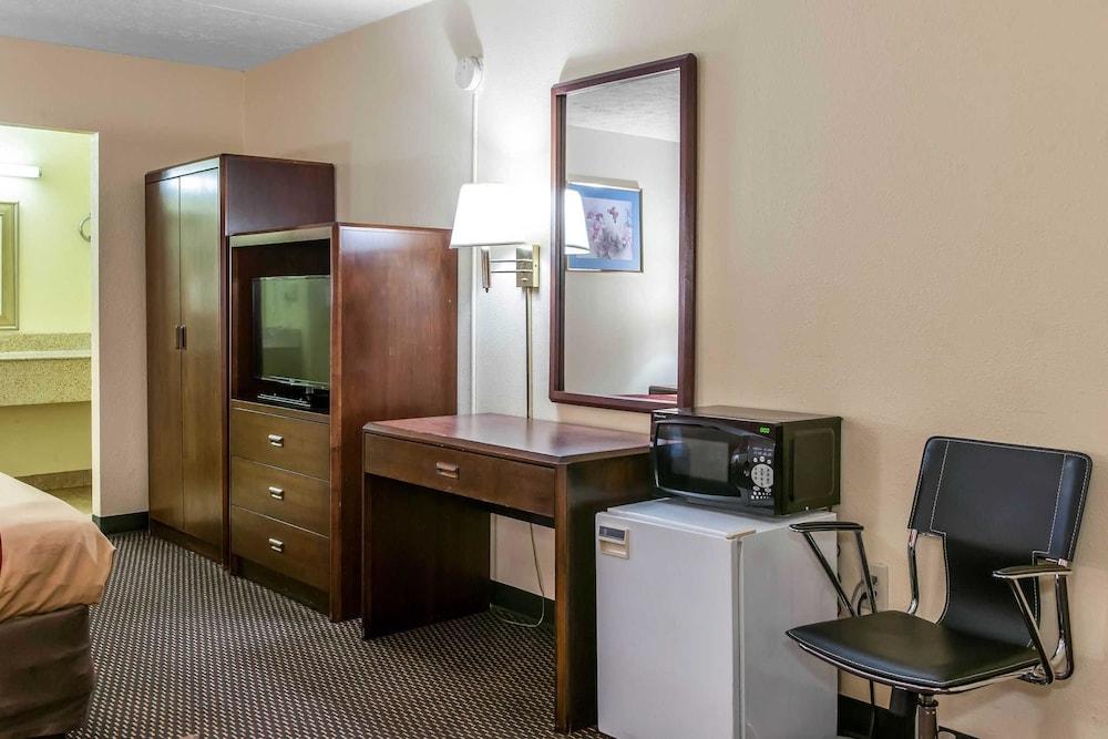 Econo Lodge Seymour photo 8