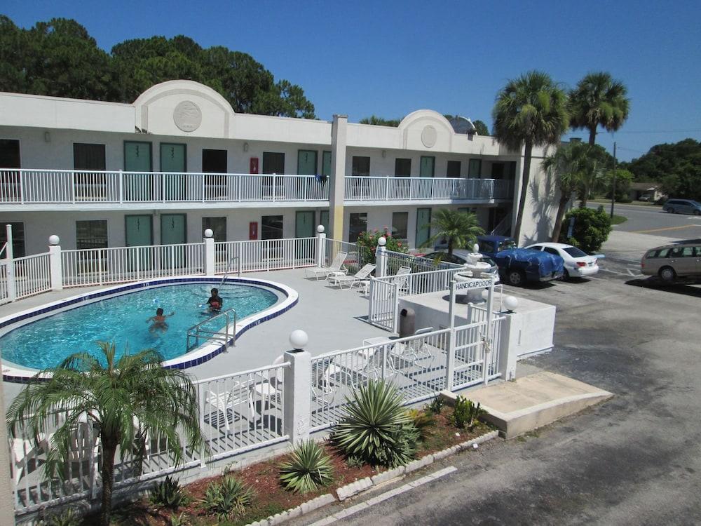 Budget Inn Cocoa photo 13