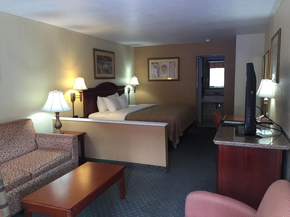 Econo Lodge Inn & Suites Eagle Pass photo 32