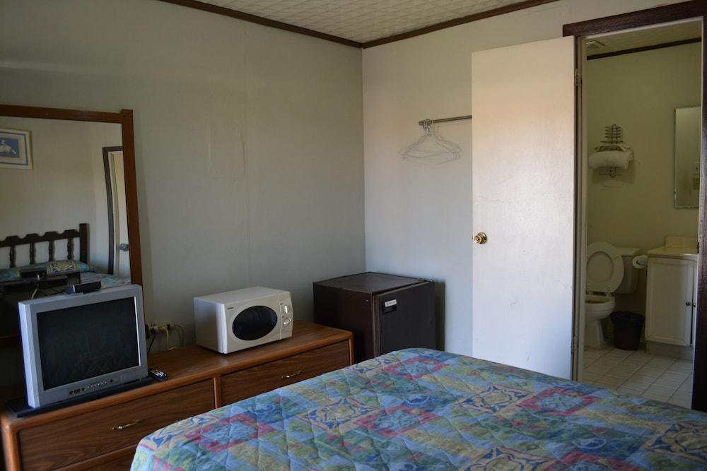 Delux Inn Big Spring photo 14
