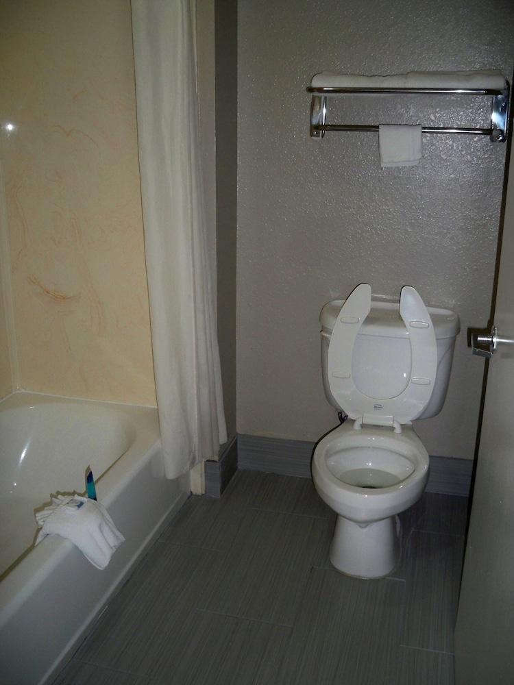 Scottish Inn & Suites photo 55