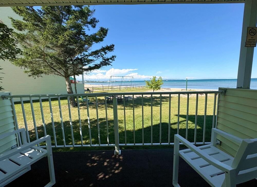 Beachcomber of Mackinaw photo 45
