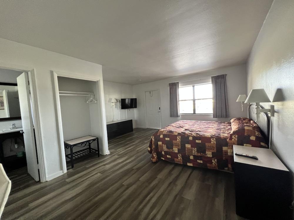Oak Tree Inn photo 12