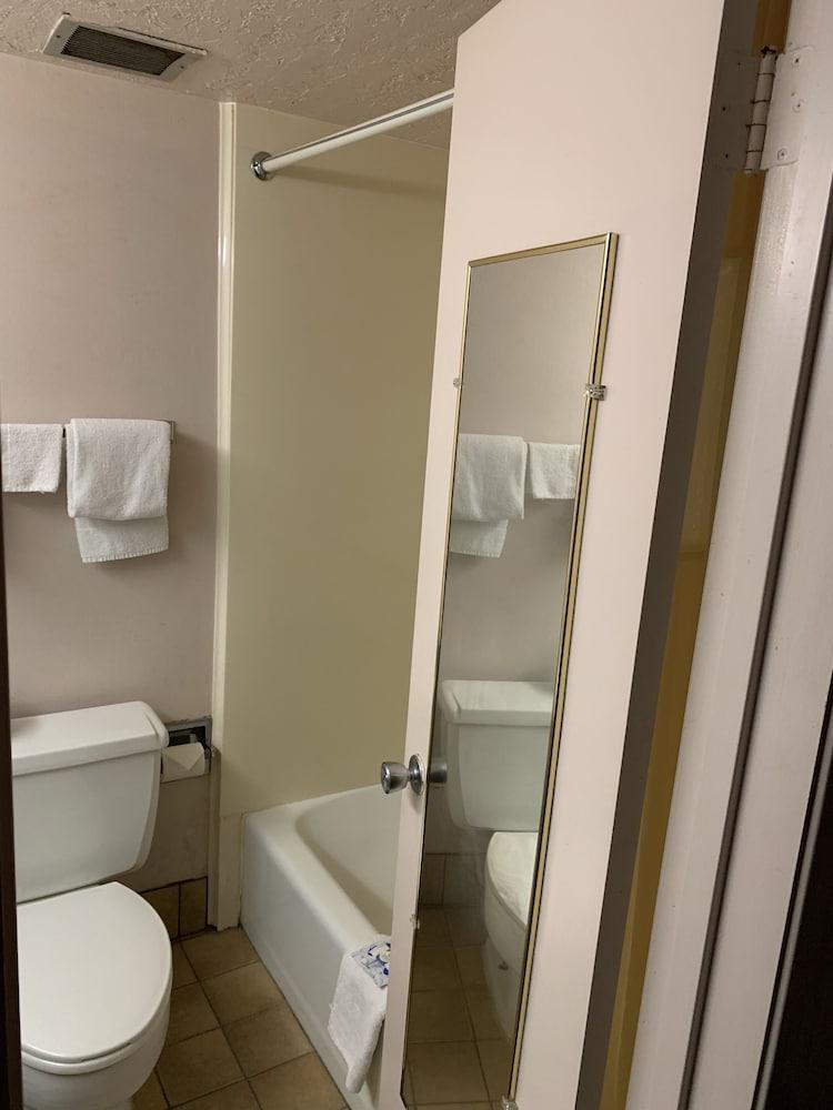 Travelers Inn photo 13