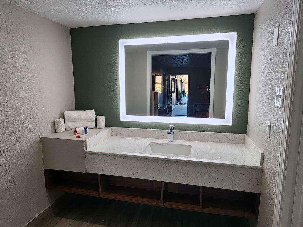 Americas Best Value Inn Longview photo 12