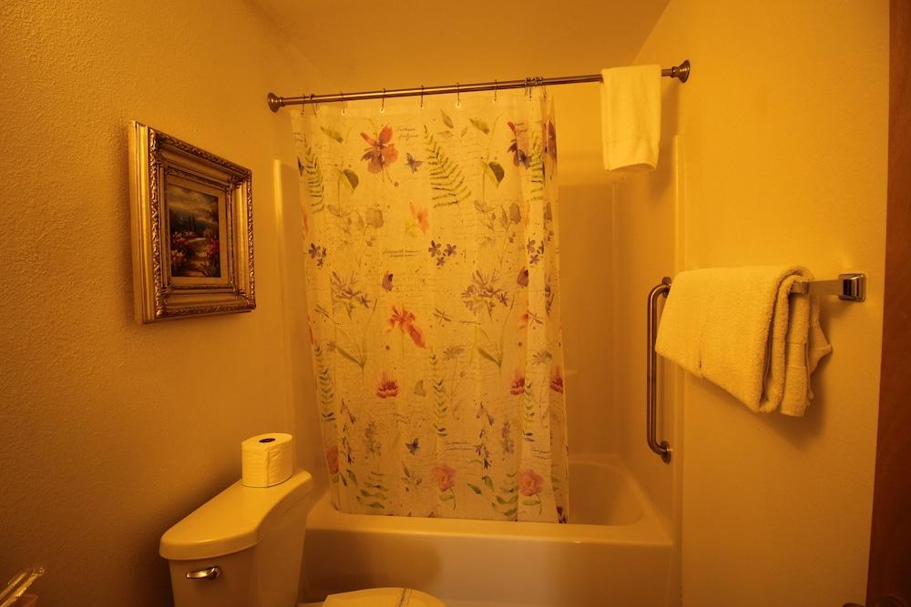 Mariner's Cove Inn photo 36