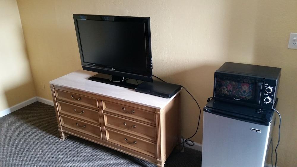 Economy Inn Antioch photo 11