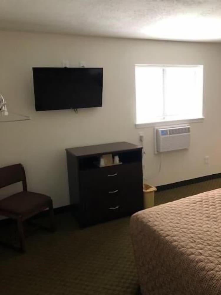 Midway Budget Inn photo 6