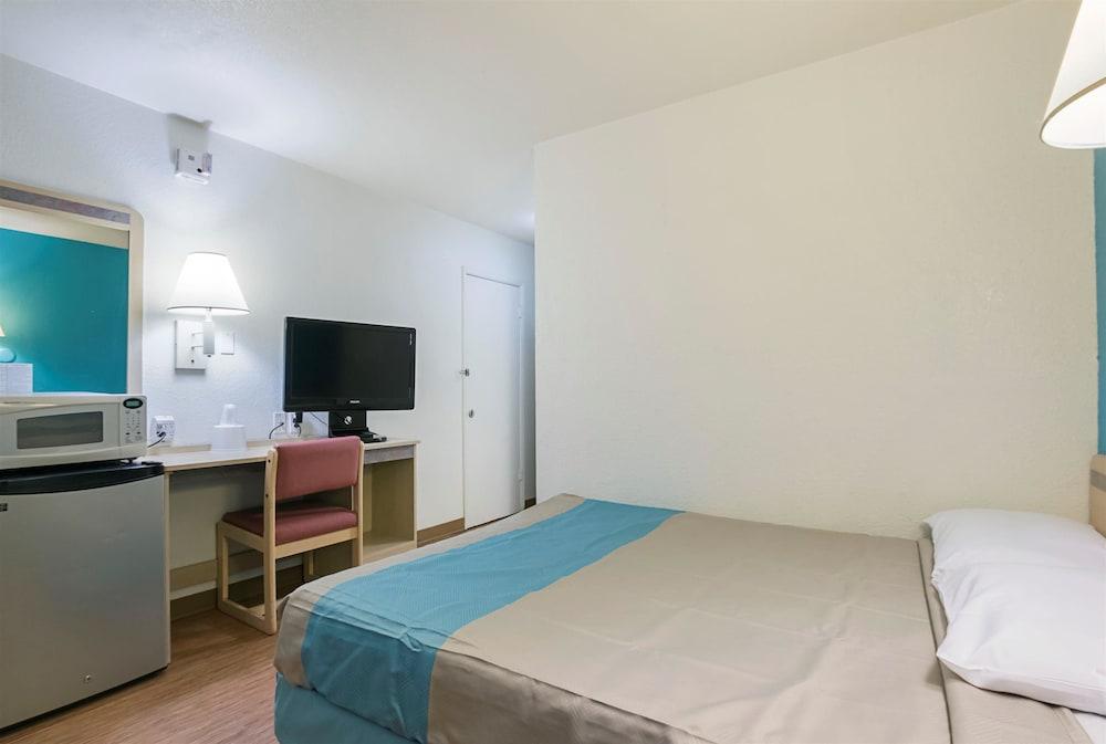 Motel 6 Rochester, MN photo 10