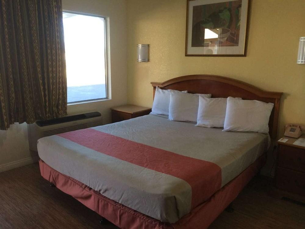 Vagabond Inn Hemet photo 10