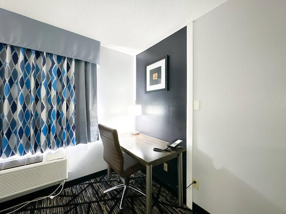 Blaine Town Inn & Suites photo 17
