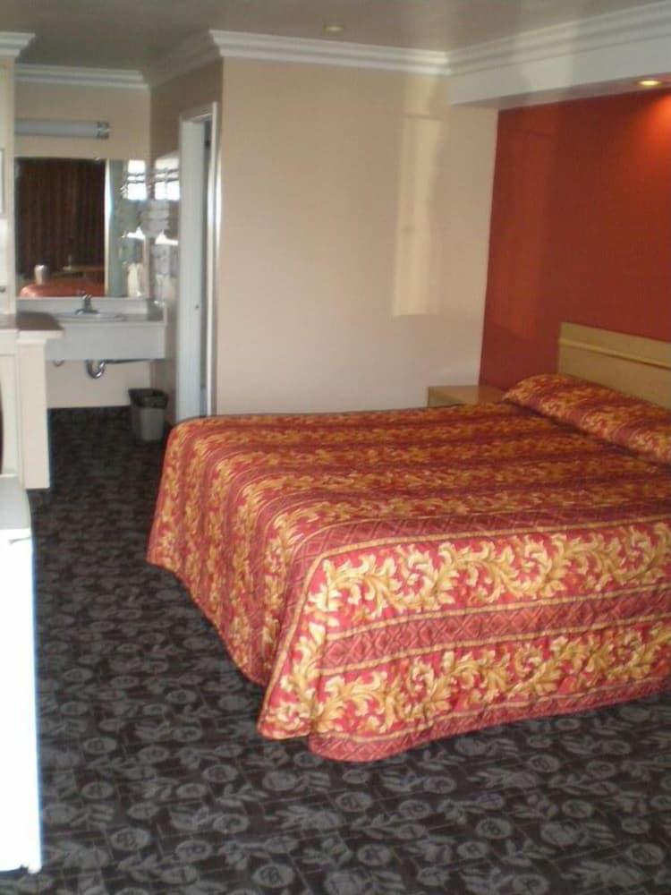 Ontario Inn & Suites photo 24
