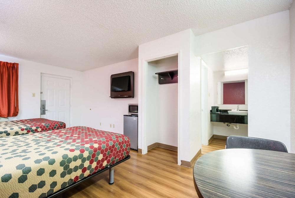 Econo Lodge photo 12