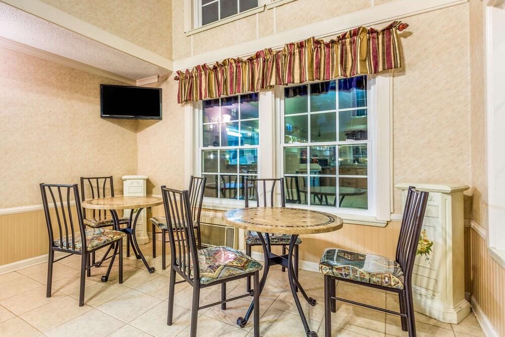 Days Inn by Wyndham Cornelia photo 12