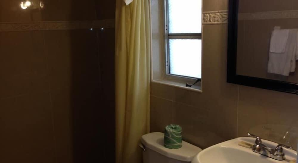 Cadillac Motel photo 14