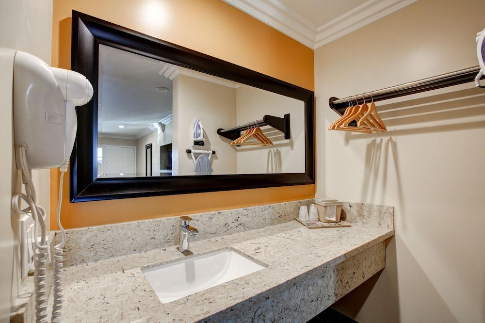 Ontario Inn & Suites photo 42