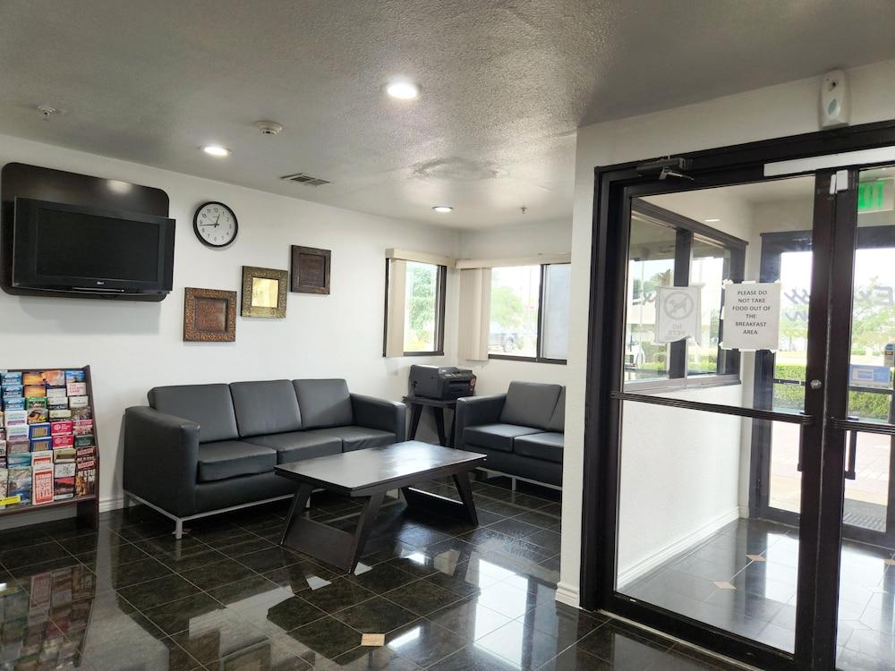 Express Inn Tomball photo 3