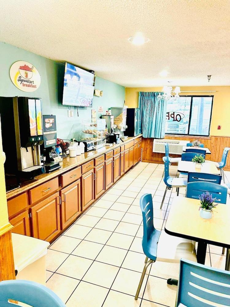 Super 8 by Wyndham Warrenton photo 40