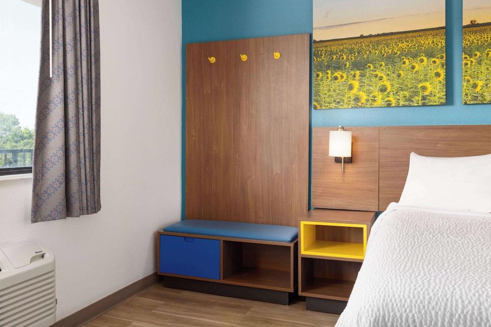 Days Inn & Suites by Wyndham Indianapolis Airport East photo 17