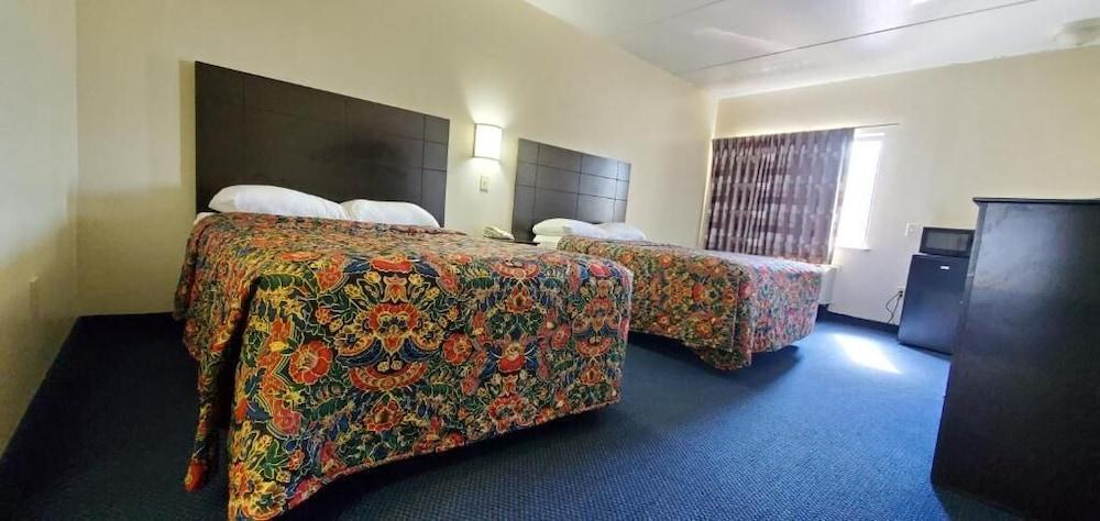 Plano Inn & Suites photo 14