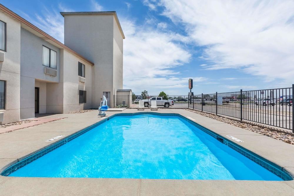 Super 8 by Wyndham Midland photo 3