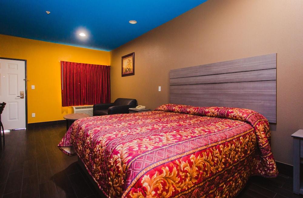 Moonlight Suites - Houston George Bush Intl Airport photo 14