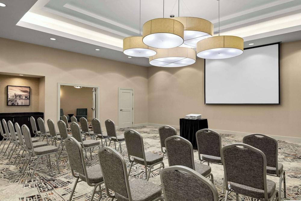 Embassy Suites Newark Airport photo 38
