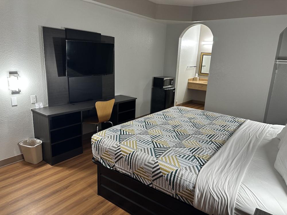Motel 6 Alvarado, TX photo 2
