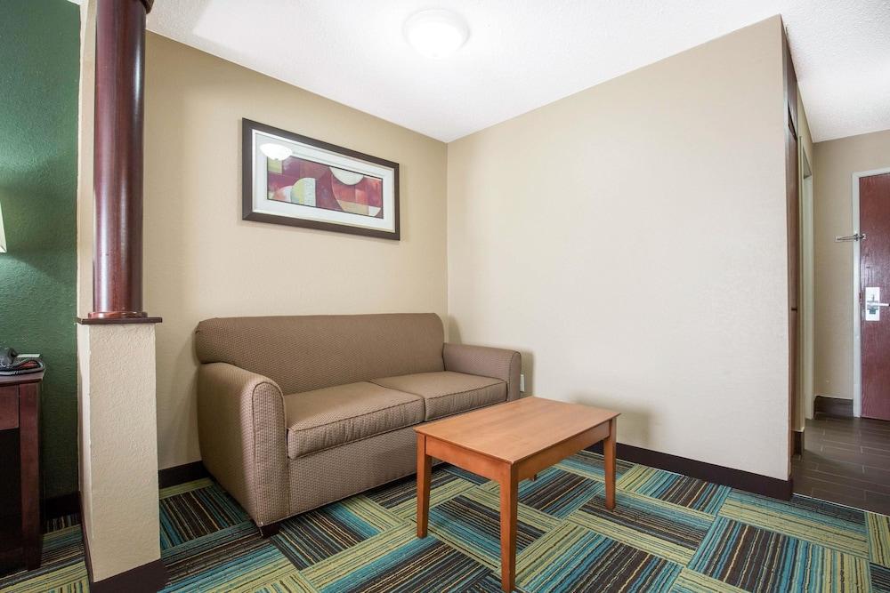 Quality Inn & Suites Arnold - St Louis photo 10