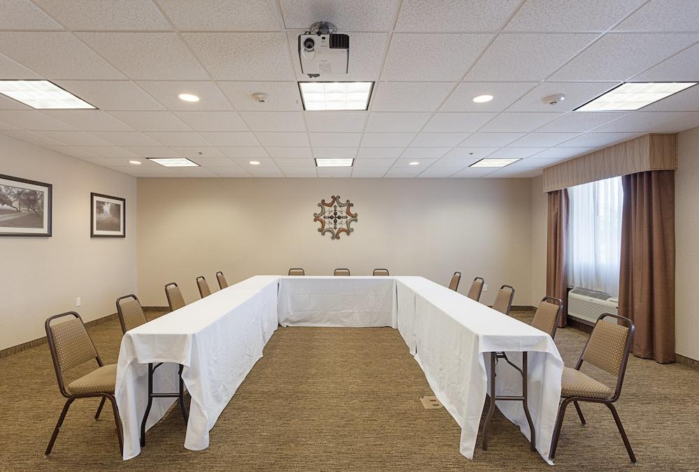 Holiday Inn Express Hotel & Suites BYRAM by IHG photo 40