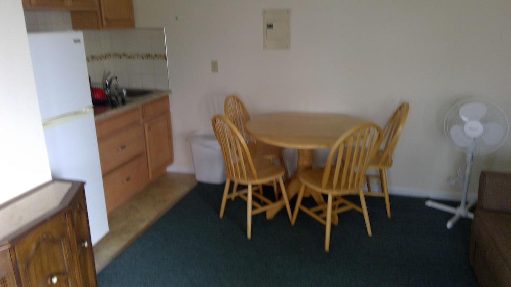 Village Green Motel photo 8