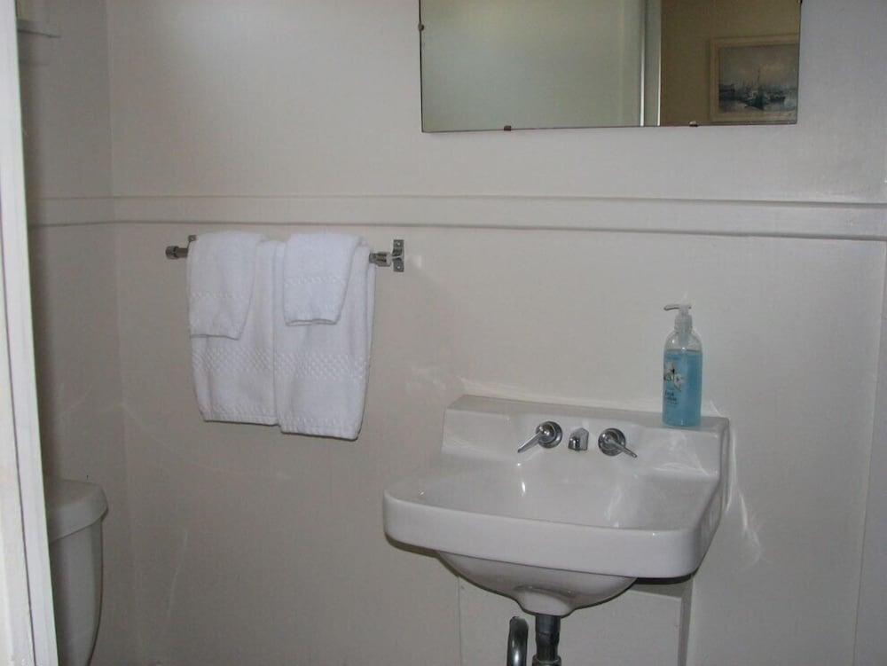 Wooden Boat Inn photo 10