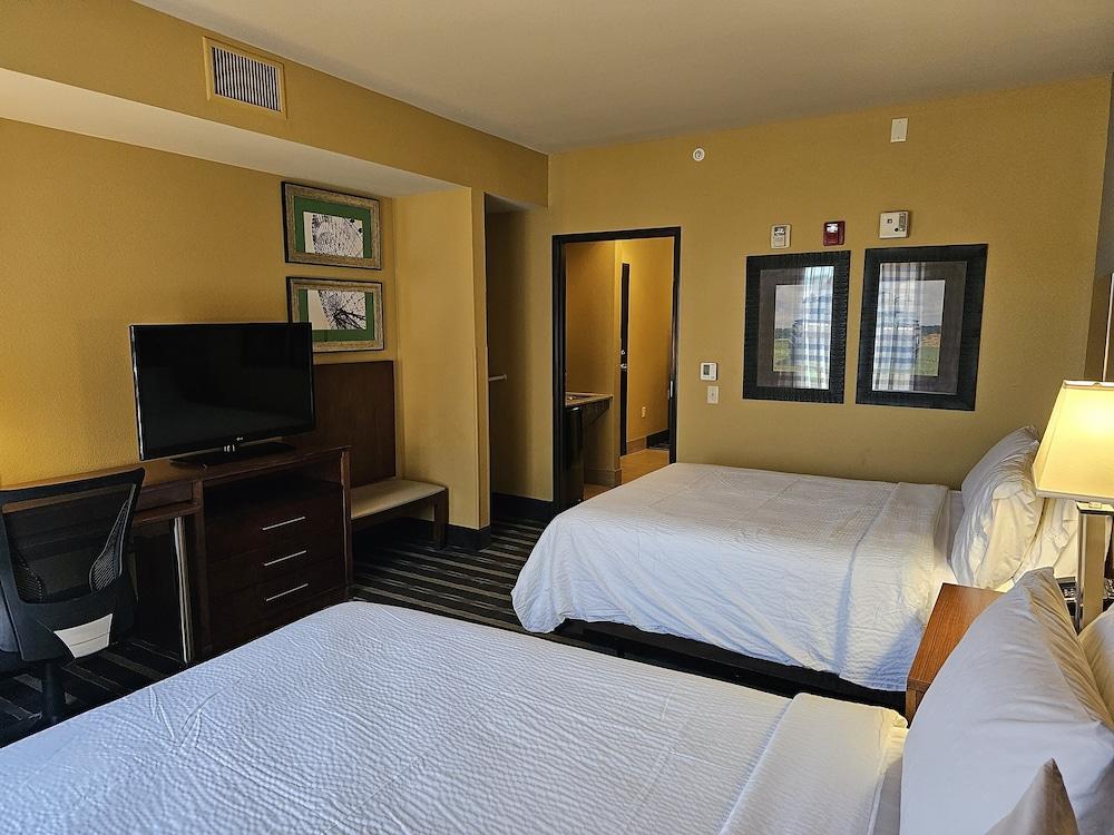 Holiday Inn Express & Suites Perry-National Fairground Area #34 by IHG photo 28