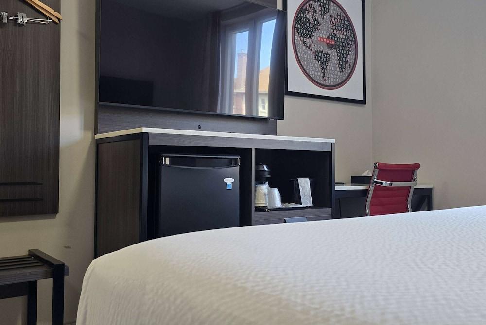 Ramada By Wyndham Brooklyn Empire Blvd photo 5