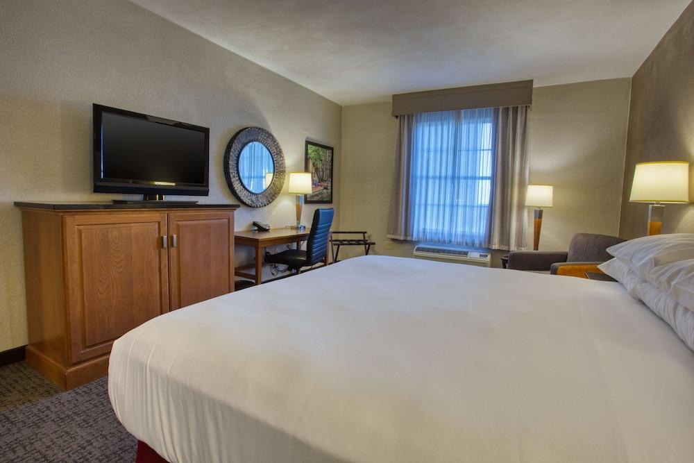 Drury Inn & Suites Near La Cantera Parkway photo 12