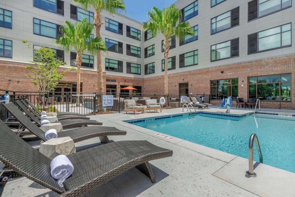 DoubleTree by Hilton Charleston Riverview photo 1