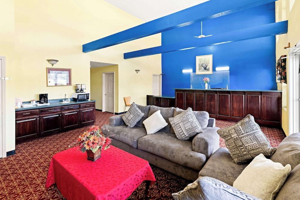 Americas Best Value Inn & Suites Mt. Pleasant photo 3