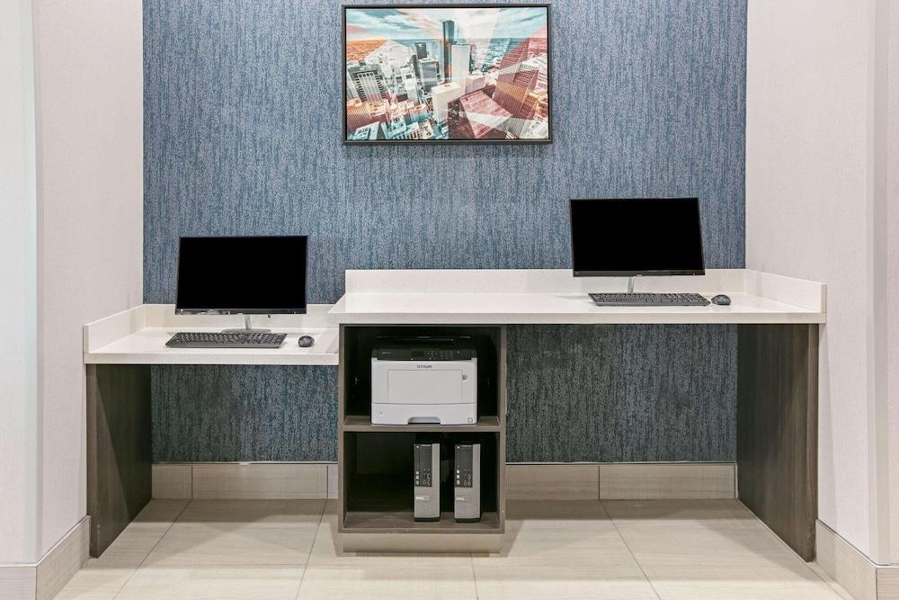 La Quinta Inn & Suites by Wyndham DFW West-Glade Parks photo 31
