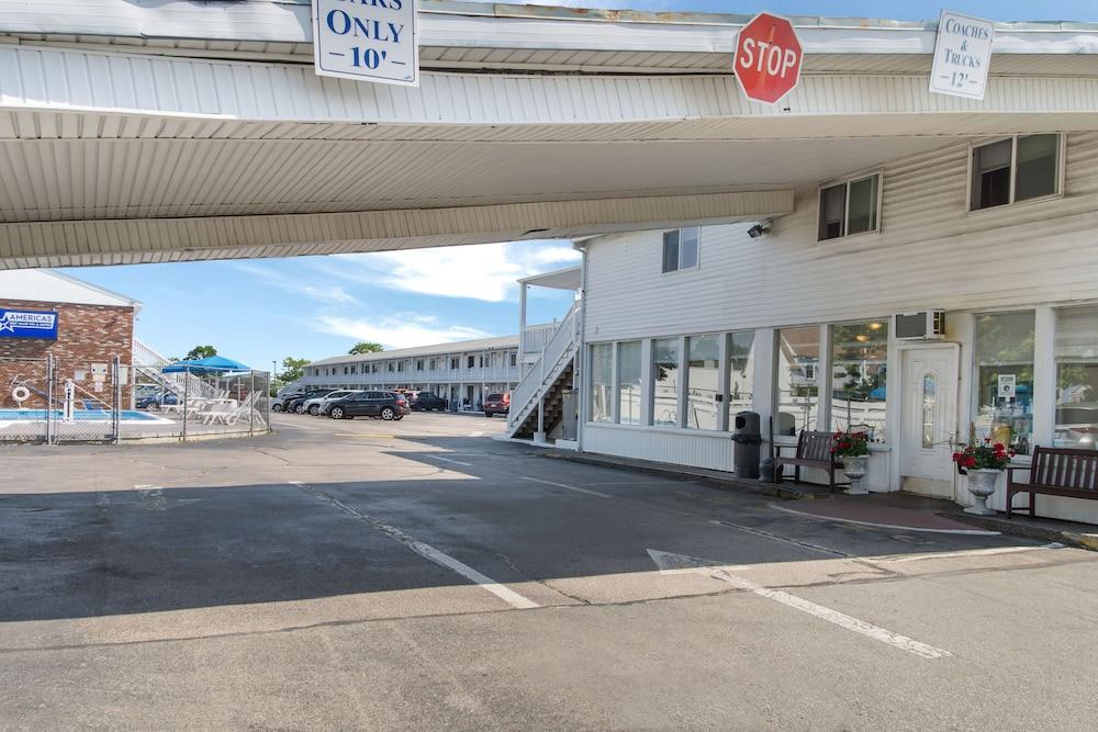 Americas Best Value Inn & Suites Hyannis Cape Cod photo 29