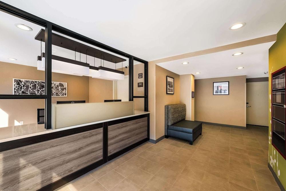 Sleep Inn Bronx - Soundview photo 2