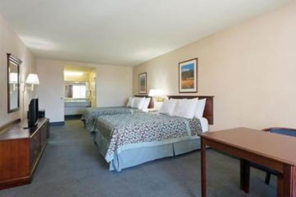 Days Inn by Wyndham Fontana / Rialto photo 6