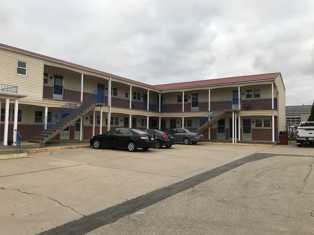 Colonial Inn Dyersville photo 49