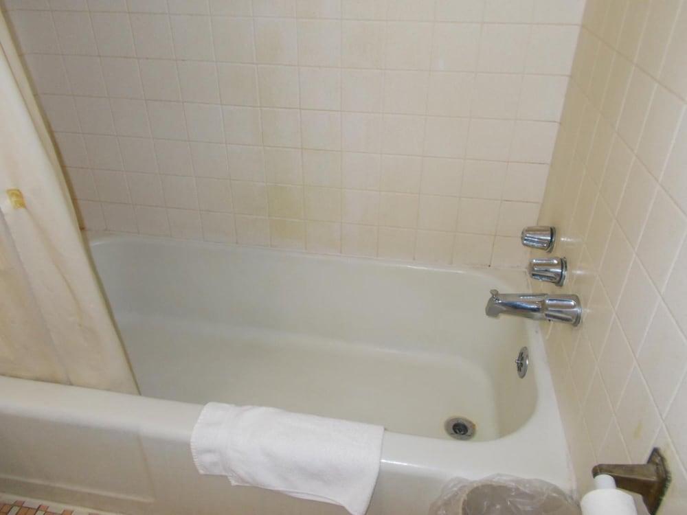 Hillside Motel photo 35