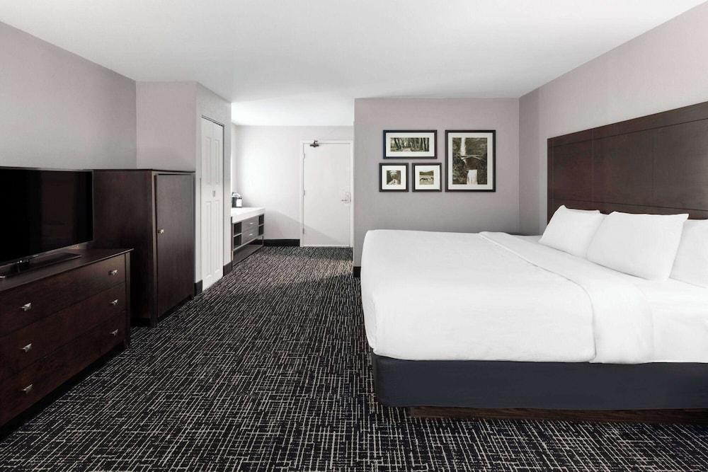 La Quinta Inn by Wyndham Sheboygan photo 10