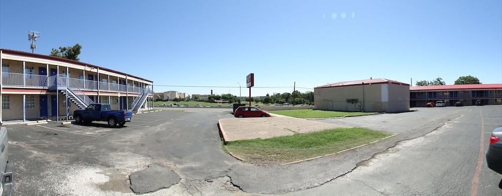 Deluxe Inn photo 41