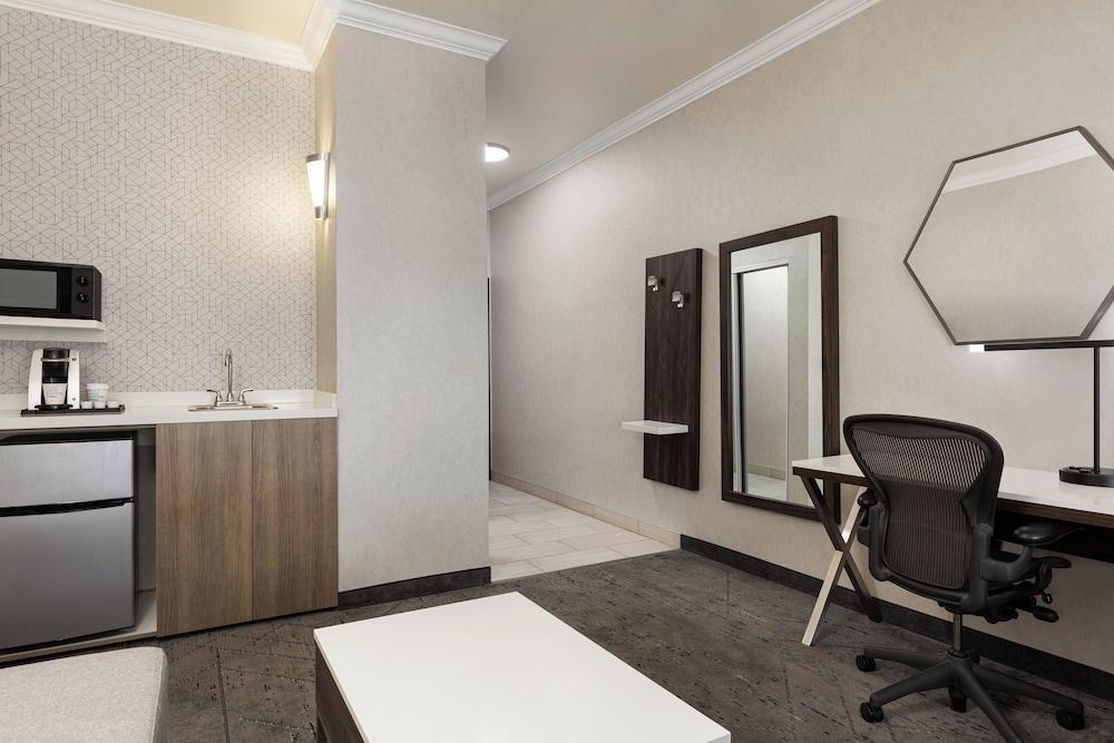 Holiday Inn Express and Suites Bakersfield Central by IHG photo 9