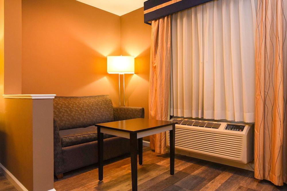 Capital Inn & Suites photo 5